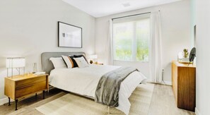 3 bedrooms, in-room safe, desk, iron/ironing board - Walk to the Bay! Ships, Dining & Cambridge Minutes Away (KING BED,POOL) (Cambridge)