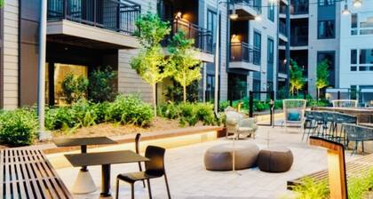 Walk to the Bay! Ships, Dining & Cambridge Minutes Away (KING BED,POOL)