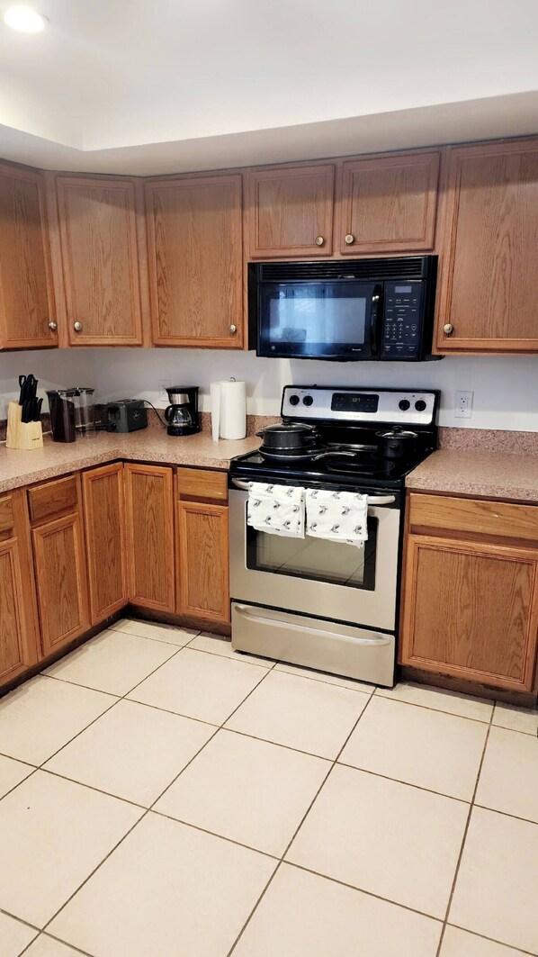 Fridge, microwave, oven, coffee/tea maker