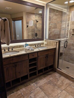 Douche, baignoire à jets, sèche-cheveux, serviettes fournies