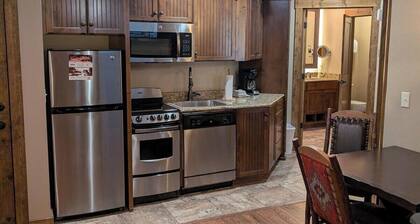 Branson Woods Resort. Charming 2-bedroom condo. #2