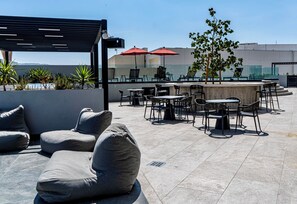 Outdoor dining - Business, shopping and relaxation. Cozy apartment in Peninsula Tijuana (Tijuana)
