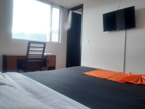 Meja kerja, ruang kerja ramah laptop, dan Wi-Fi gratis