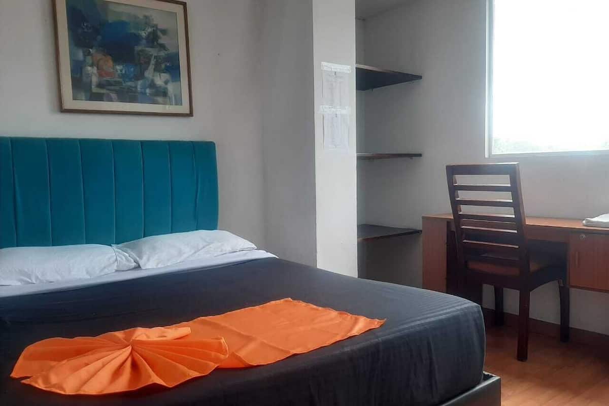 Escritorio, espacio para trabajar con laptop y wifi gratis