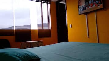 Escritorio, espacio para trabajar con laptop y wifi gratis