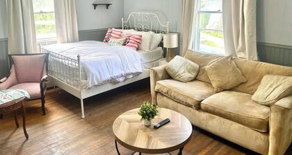 The Salt + Soul Suite – Cozy Apt 5