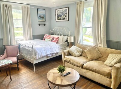 The Salt + Soul Suite – Cozy Apt 5