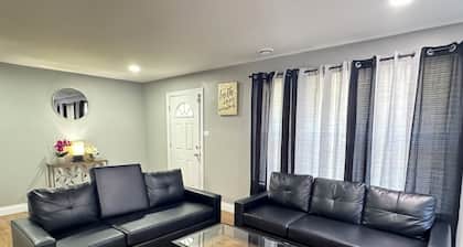 Entire Cozy Home + Free Wifi + Free Parking / Central location nearby freeway
