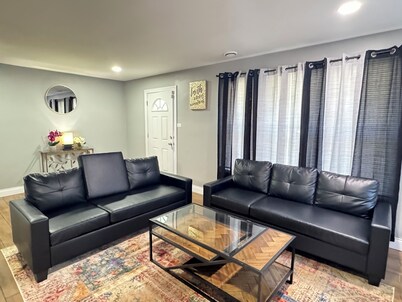 Entire Cozy Home + Free Wifi + Free Parking / Central location nearby freeway