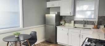 Entire Cozy Home + Free Wifi + Free Parking / Central location nearby freeway