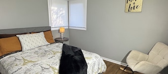 Entire Cozy Home + Free Wifi + Free Parking / Central location nearby freeway