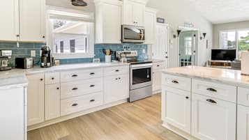 Fridge, microwave, stovetop, dishwasher