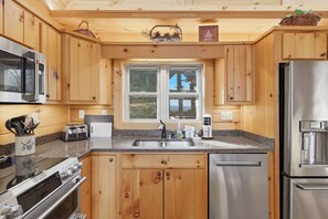 冷蔵庫、電子レンジ、オーブン、コンロ