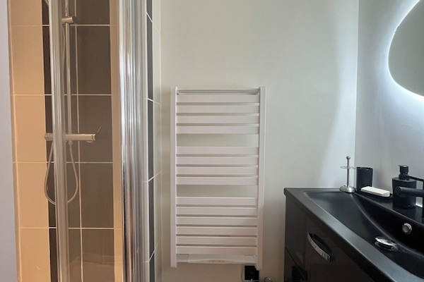 Douche, sĂšche-cheveux, serviettes fournies, savon