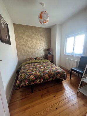2 chambres, fer et planche à repasser, accès Internet, draps fournis