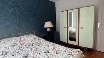 2 slaapkamers, een strijkplank/strijkijzer, internet, beddengoed