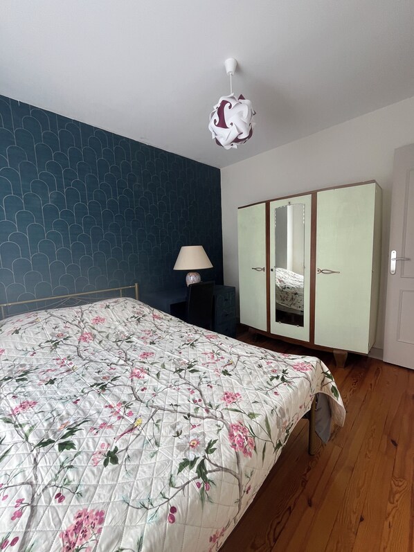 2 bedrooms, iron/ironing board, Internet, bed sheets