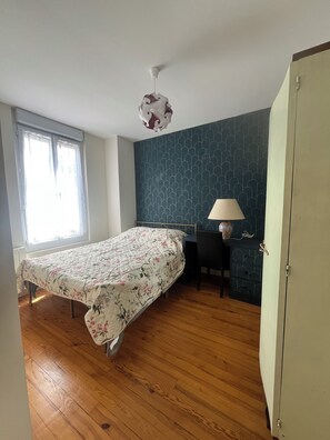 2 bedrooms, iron/ironing board, internet, bed sheets