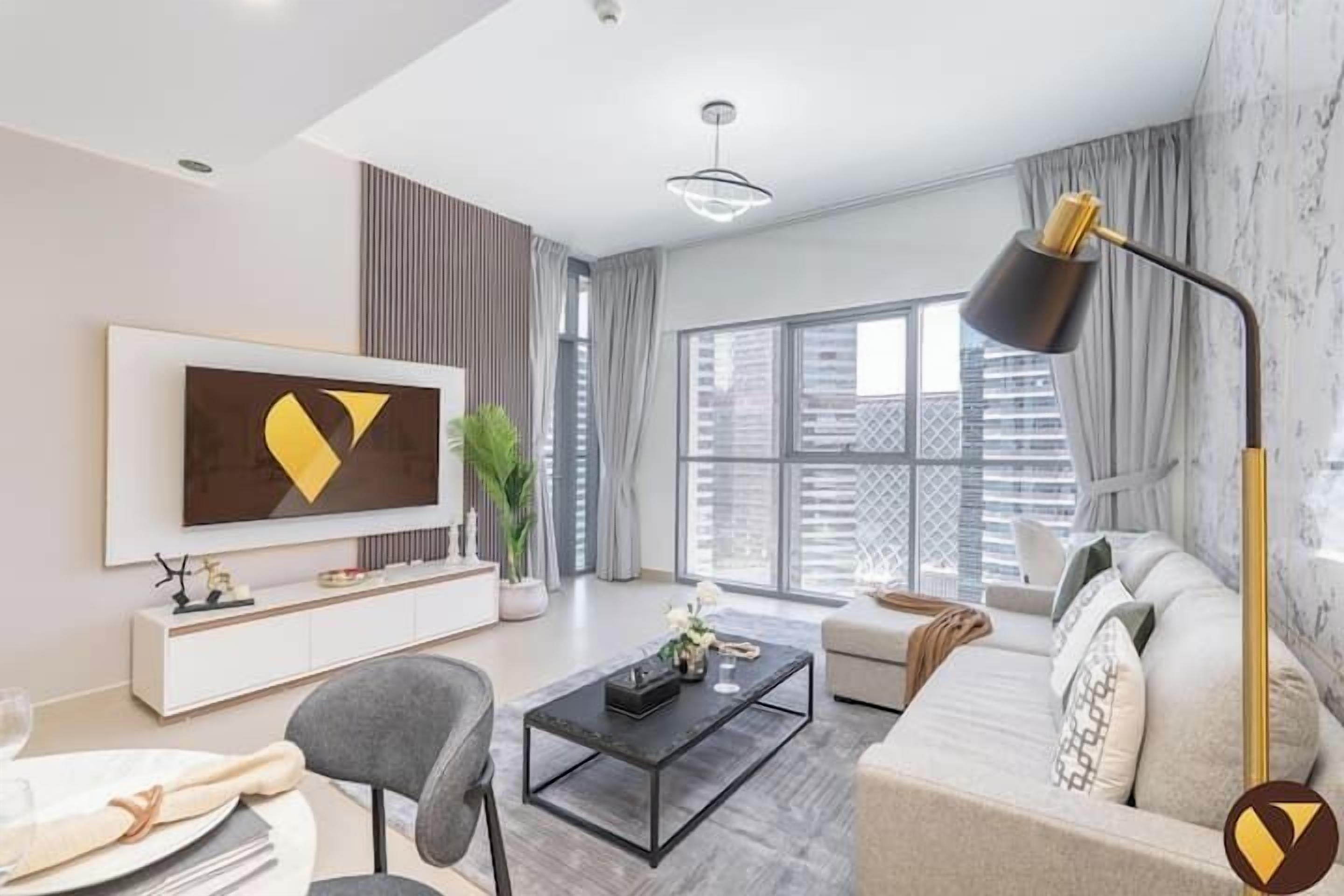 ลักซ์ชัวรี่อพาร์ทเมนท์, วิวคลอง | บริเวณนั่งเล่น | สมาร์ททีวี 65 นิ้ว พร้อมช่องเคเบิล