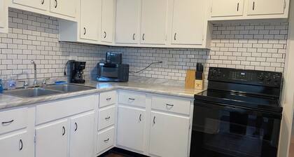 Large 2-bedroom apartment / 1 Bath in nice Pittsburgh with AC