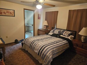 3 habitaciones, escritorio y tabla de planchar con plancha