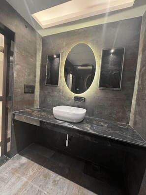 Serviettes fournies, savon, shampoing, papier toilette