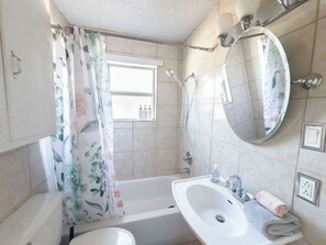 Douche, serviettes fournies, savon, papier toilette