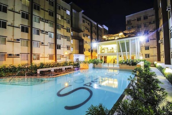 Una piscina al aire libre