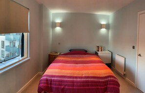 2 bedrooms, iron/ironing board, WiFi, bed sheets - Spacious Flat with Great Airport & Tube Access (London)