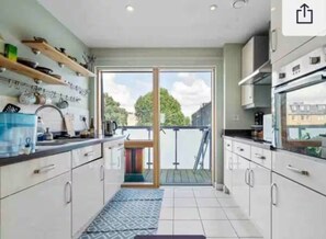 Oven, stovetop - Spacious Flat with Great Airport & Tube Access (London)