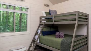 Deluxe Cabin, River View | Free WiFi, bed sheets