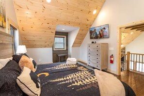 4 bedrooms, desk, iron/ironing board, travel cot