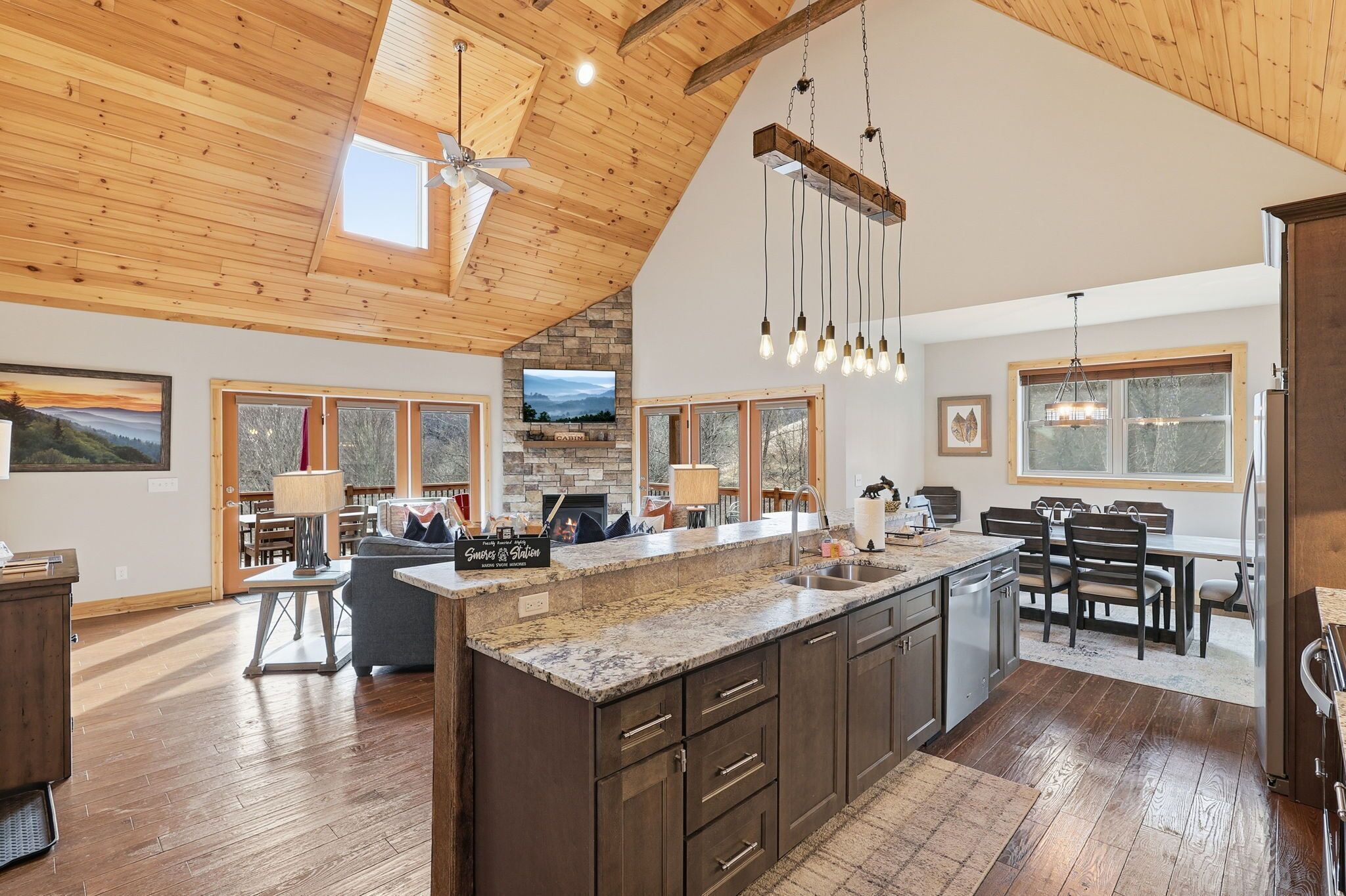 Smart TV, chimenea, videoteca y estéreo 