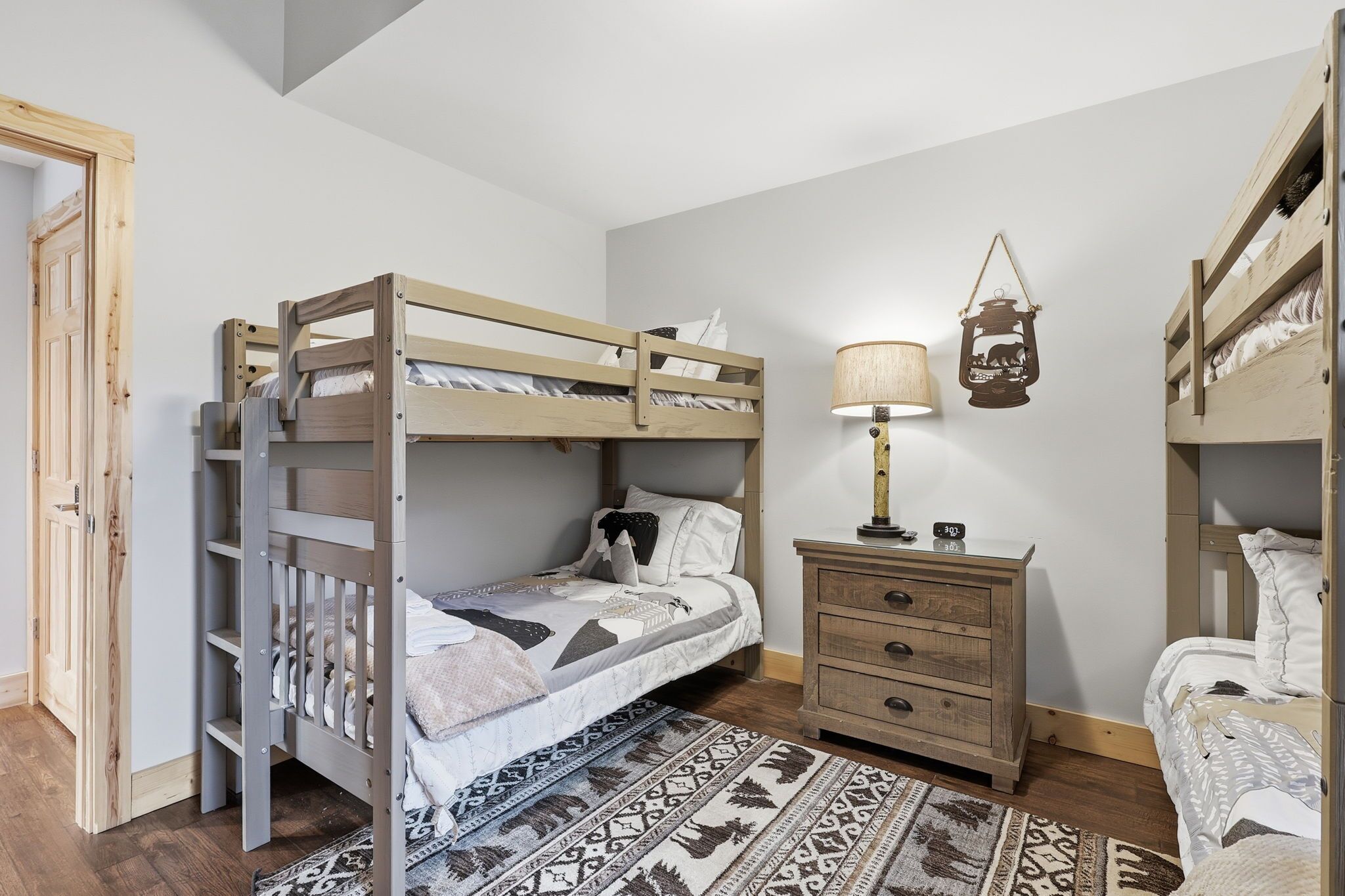 4 多间卧室、办公桌、熨斗/熨衣板、旅行婴儿床