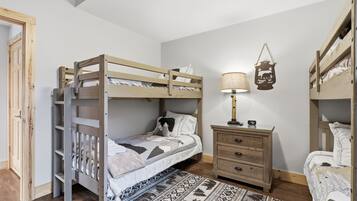 4 chambres, bureau, fer et planche Ă repasser, lit parapluie