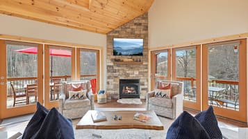 Smart TV, chimenea, videoteca y estéreo