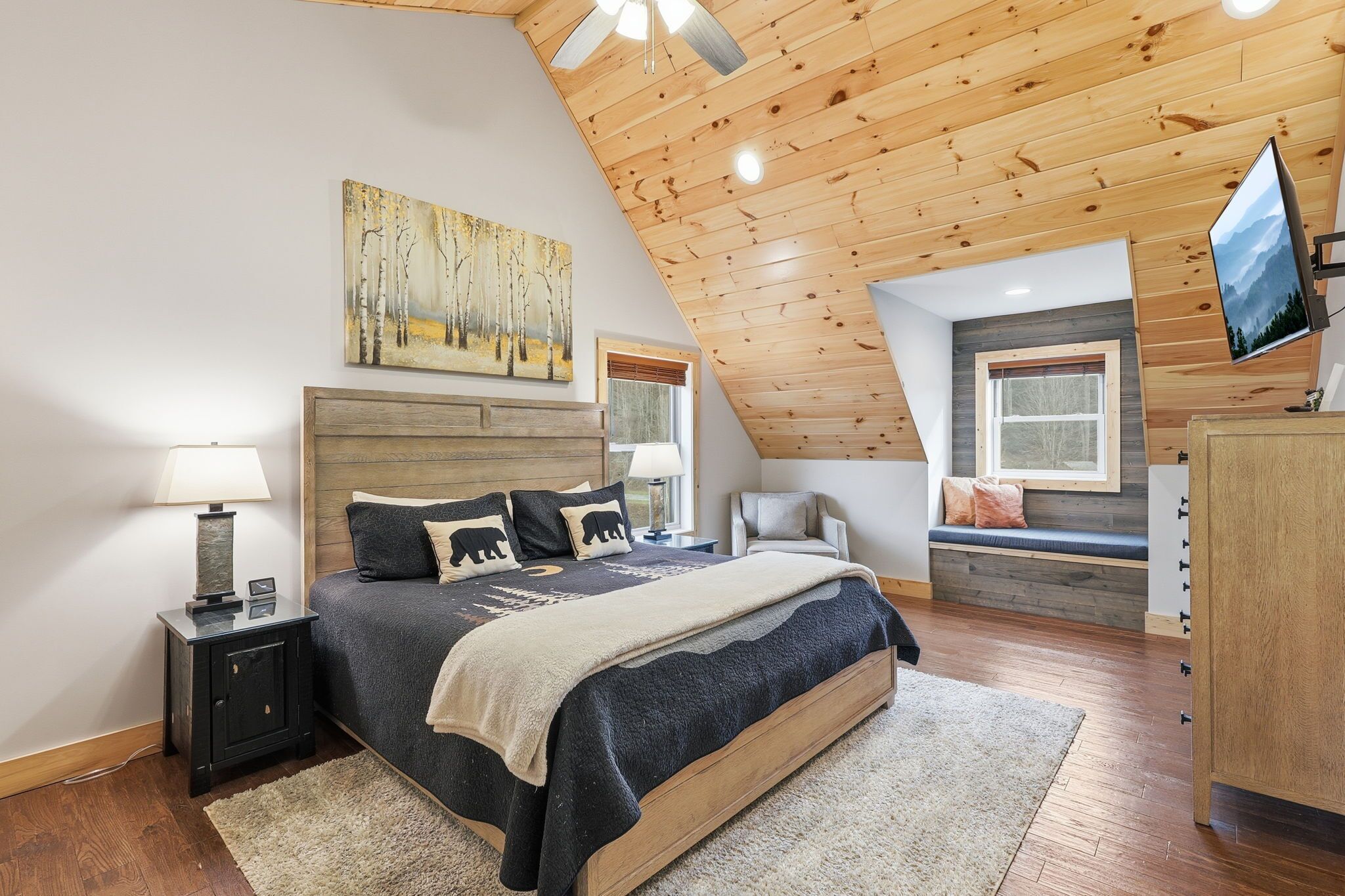 4 bedrooms, desk, iron/ironing board, travel cot