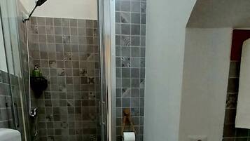 Douche, sèche-cheveux, savon, papier toilette