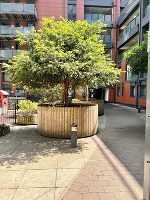 Property grounds - Stylish 1 bedroom flat fast transport links (London)