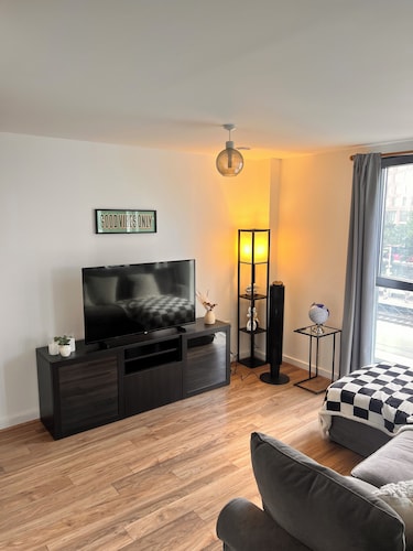Stylish 1 bedroom flat fast transport links