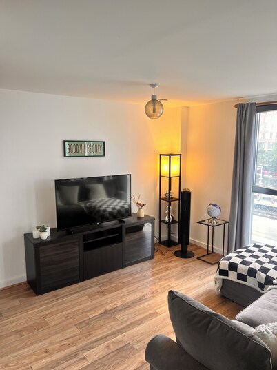 Stylish 1 bedroom flat fast transport links