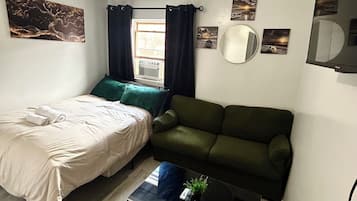 1 habitación, tabla de planchar con plancha, wifi gratis y ropa de cama