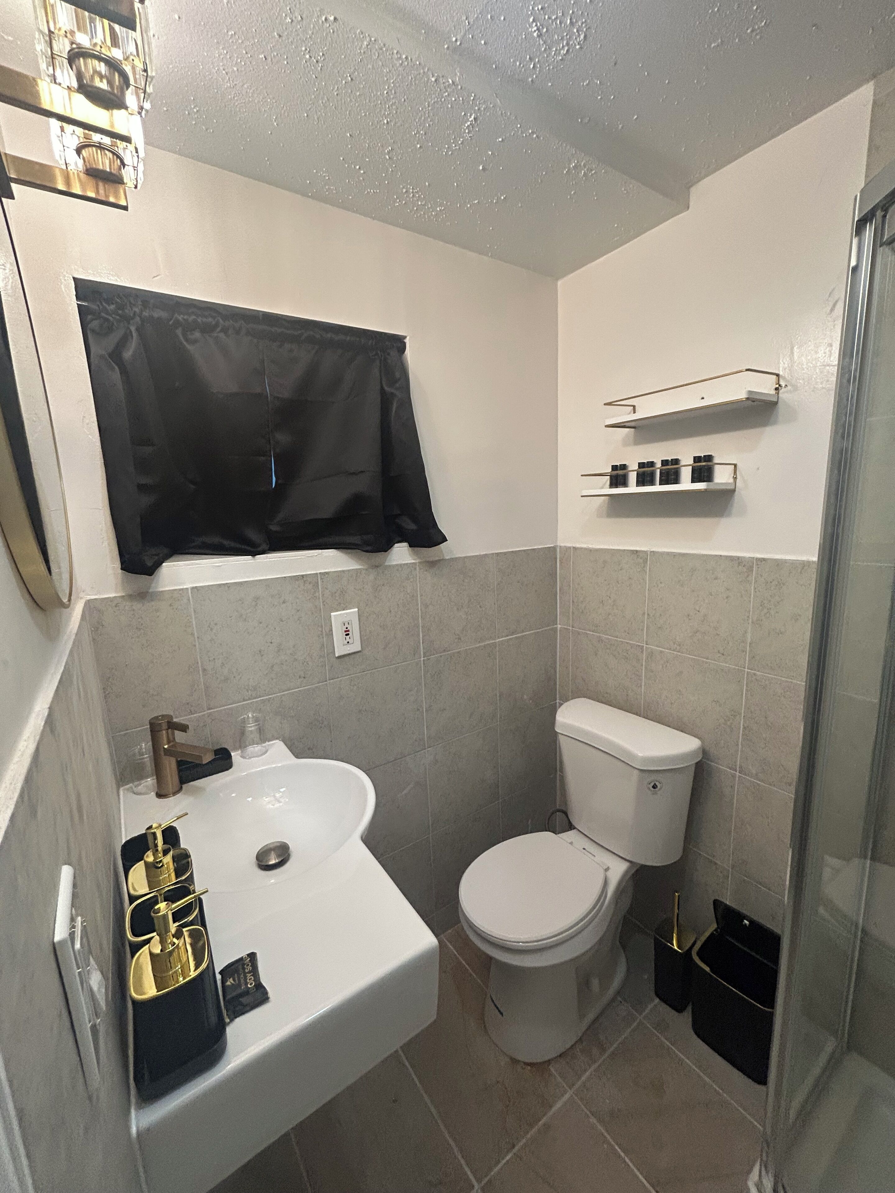 Towels, soap, shampoo, toilet paper