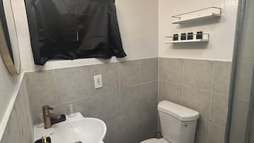 Toalhas de banho, sabonete, shampoo, papel higiênico