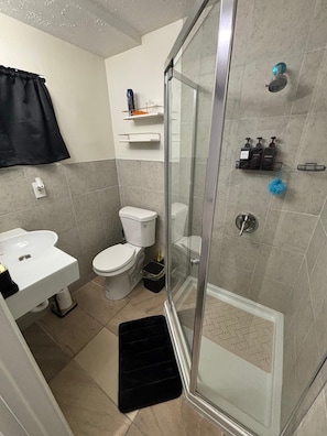 Towels, soap, shampoo, toilet paper - Sleeps up to 4. Exclusive private room with private bathroom. Private entry. (Newark)