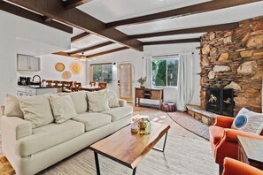 Smart TV, DVD player, livros