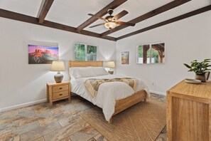 3 quartos, ferros/tábuas de passar roupa, berço de viagem