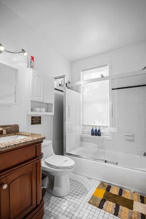 Sèche-cheveux, serviettes fournies, savon, papier toilette