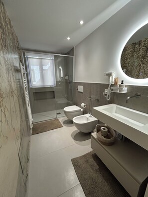 Shower, hair dryer, bidet, towels - Elegant 75 sqm apartment in the heart of Catania (Catania)