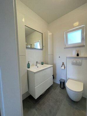 Douche, sèche-cheveux, serviettes fournies, savon